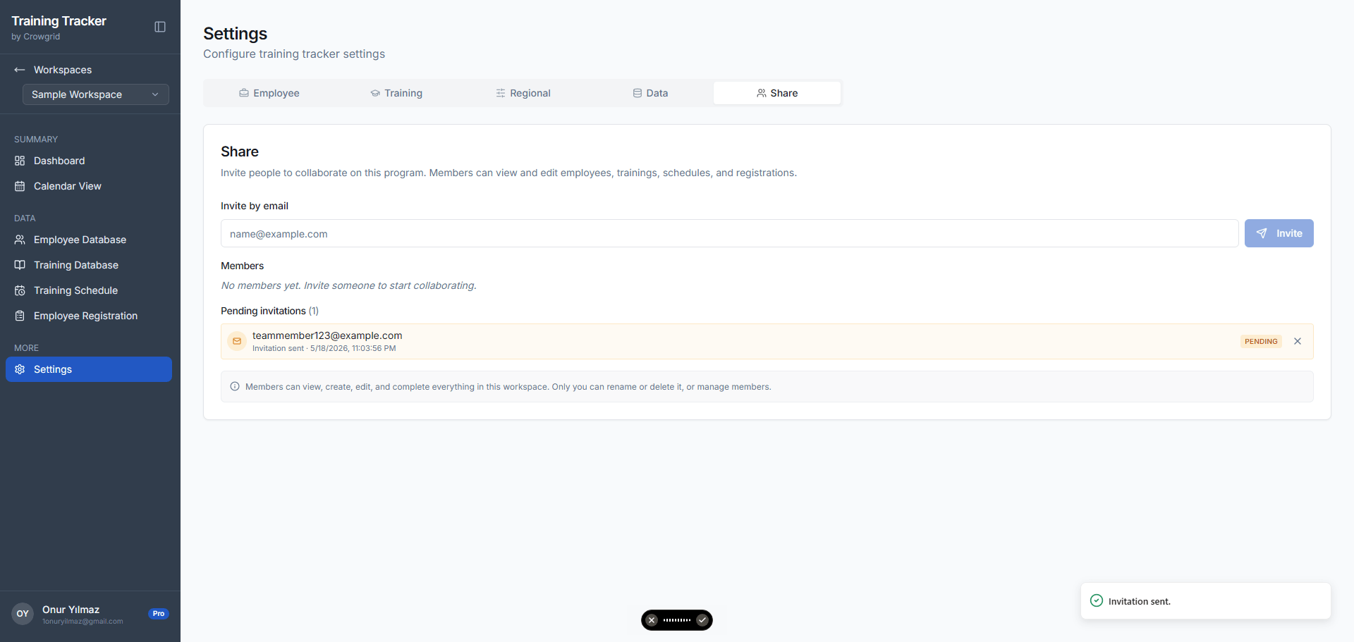 Share settings screen showing invite by email, members, and pending invitations